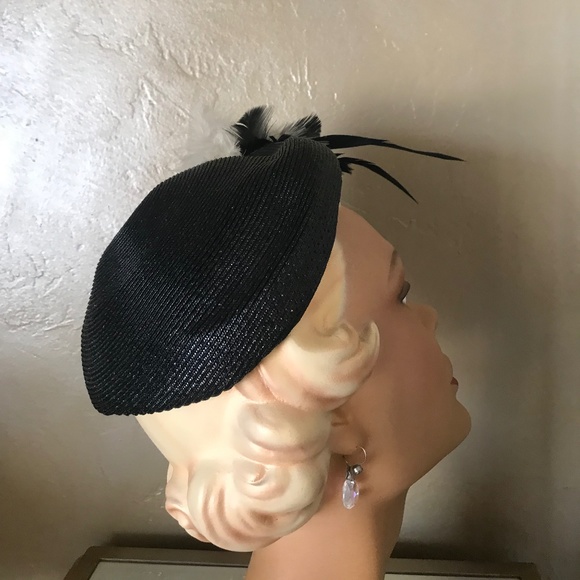 LOVELY 1950s\' BLACK STRAW TOQUE WITH WHITE EDGED \